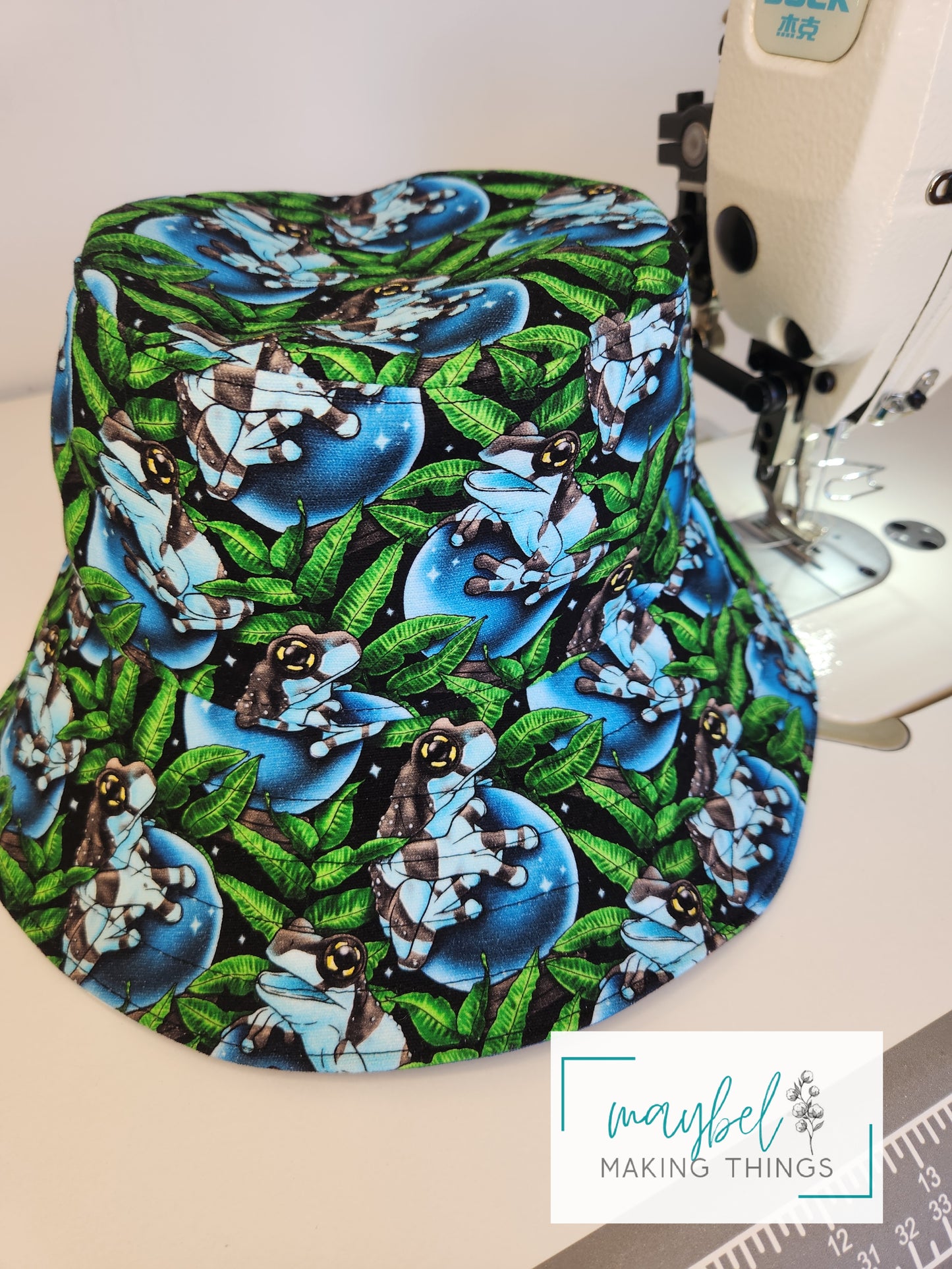Bucket Hat up to 52cm (Age 4 to 7) Reversible - Frogs and sharks